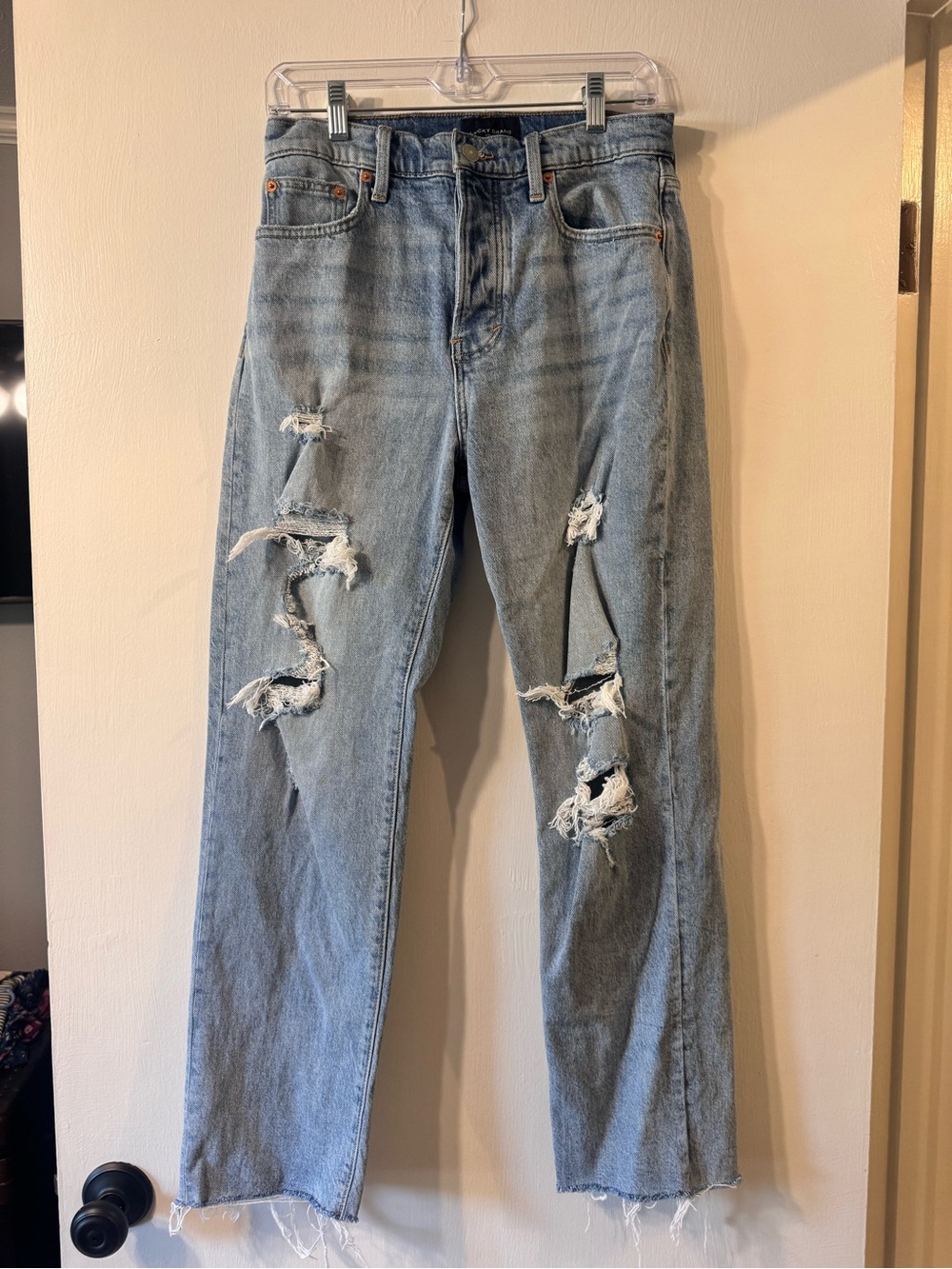 Lucky Brand Women’s Jeans. Size 6/28. High rise straight fit. Ripped look.